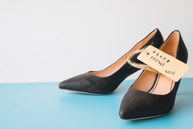 Chaussures de femme avec étiquette de vente