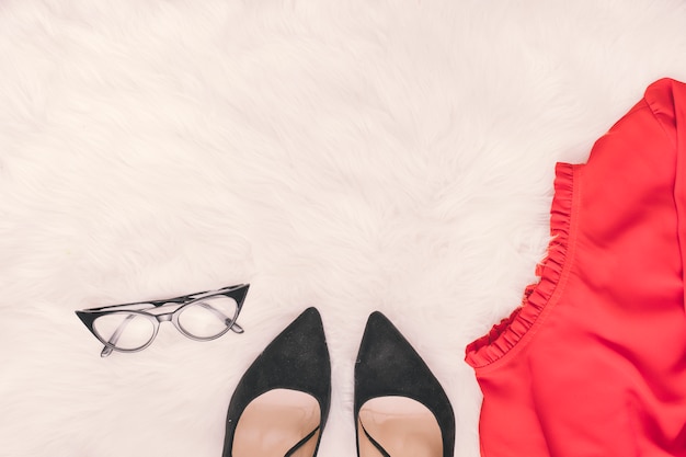Photo gratuite chaussures femme avec jupe et lunettes sur couverture