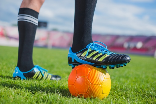 Chaussures De Football Bleues Avec Pointes En Cuir Gaufré Sur Fond Blanc  Photo stock - Image du espadrilles, activité: 268141748