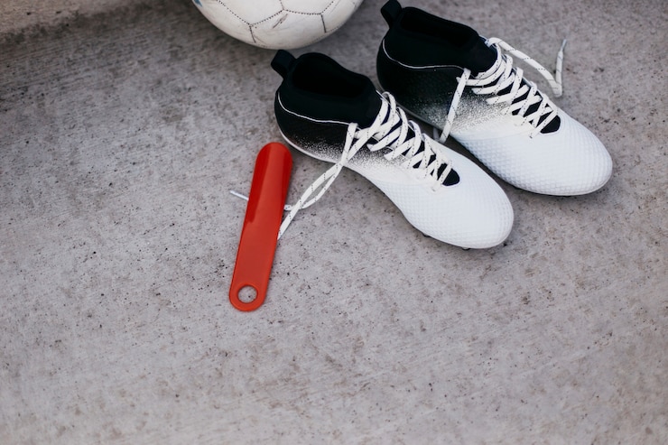 Photo gratuit chaussures de football et balle