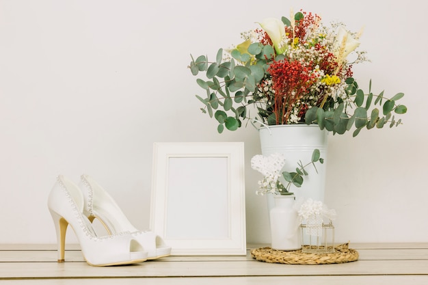 Chaussures de mariage avec des fleurs