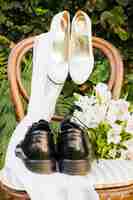 Photo gratuite chaussures de mariage; foulard et bouquet de fleurs sur une chaise en bois