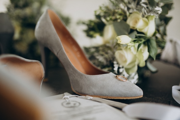 Chaussures de mariage mariées avec bouquet de mariage