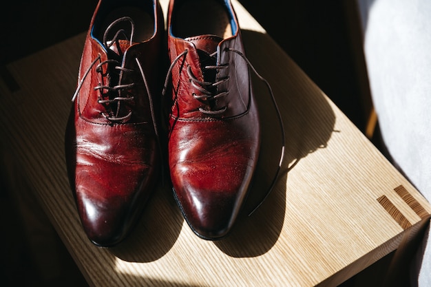 Chaussures de marié de mariage se tenir sur un tabouret