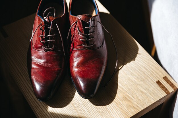 Chaussures de marié de mariage se tenir sur un tabouret