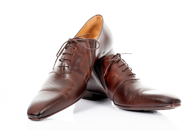 Photo gratuite chaussures marron isolés sur fond blanc