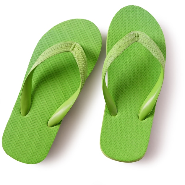 Chaussures de plage flip flop vert isolé sur fond blanc