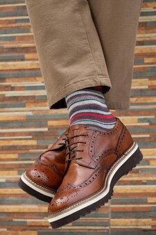Chaussures pour hommes à la mode avec de beaux pieds en chaussettes