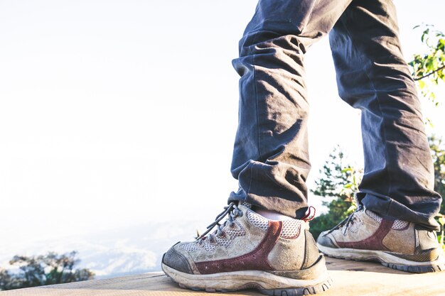 chaussures de randonnée en action sur un sentier de montagne dans le désert. Gros plan, chaussures, randonneurs