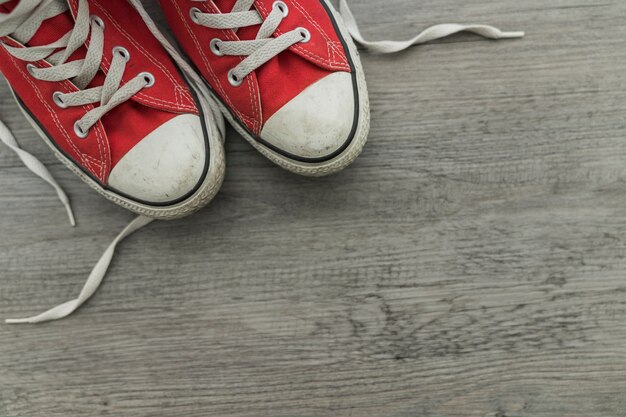 Chaussures rouges sur la surface en bois