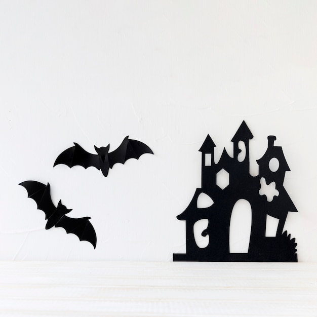 Chauve-souris et papier château sur le mur