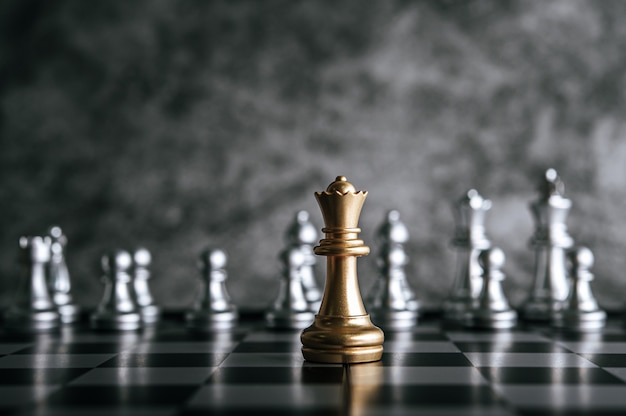 Échecs d’or et d’argent sur le jeu d’échecs pour le concept de leadership métaphore de l’entreprise