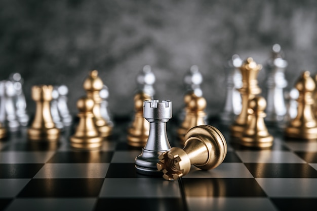 Échecs d’or et d’argent sur le jeu d’échecs pour le concept de leadership métaphore de l’entreprise