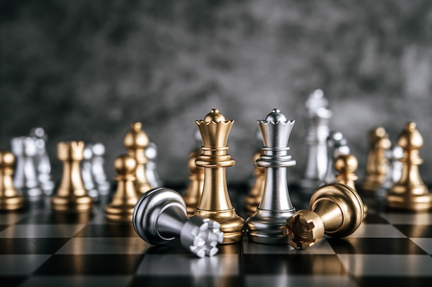 Échecs d’or et d’argent sur le jeu d’échecs pour le concept de leadership métaphore de l’entreprise