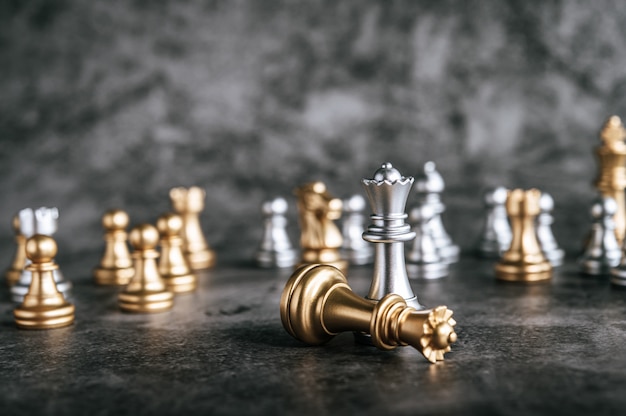 Échecs d’or et d’argent sur le jeu d’échecs pour le concept de leadership métaphore de l’entreprise