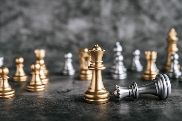 Échecs d’or et d’argent sur le jeu d’échecs pour le concept de leadership métaphore de l’entreprise