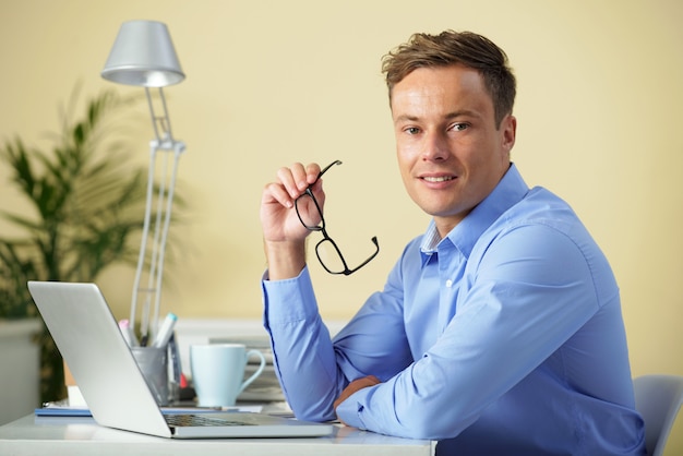 Photo gratuite cheerfu l employé de bureau