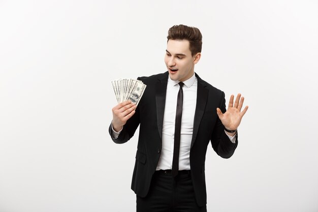 Cheerful businessman holding groupe de billets d'un dollar sur un fond gris.