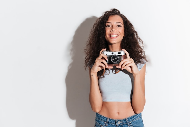 Cheerful, femme, à, photocamera, regarder, et, sourire