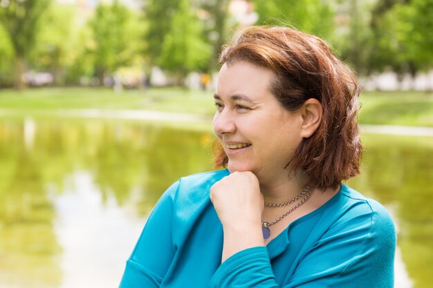 Cheerful happy woman leaning chin sur la main