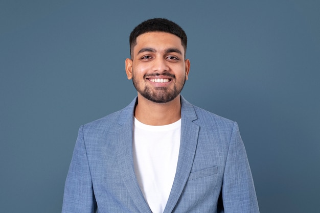 Photo gratuite cheerful indian businessman smiling portrait en gros plan pour l'emploi et la campagne de carrière