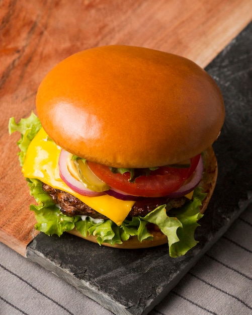 Photo gratuite cheeseburger à angle élevé avec laitue