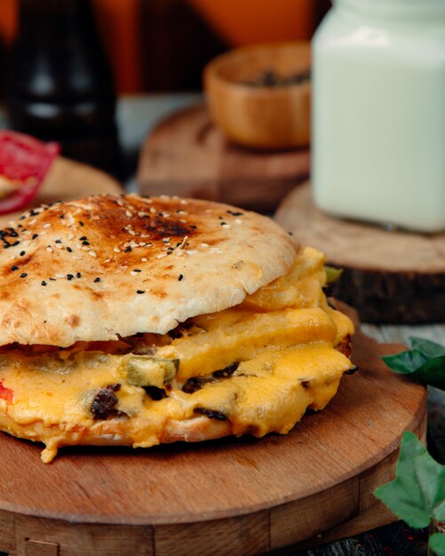 cheeseburger avec beaucoup de fromage fondu