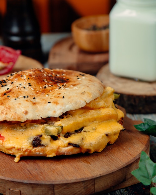 cheeseburger avec beaucoup de fromage fondu