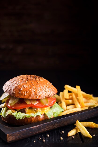 Cheeseburger délicieux avec des frites