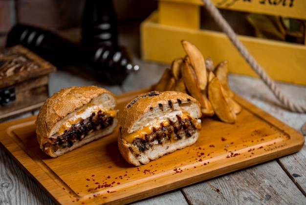 Cheeseburger juteux et pommes de terre maison