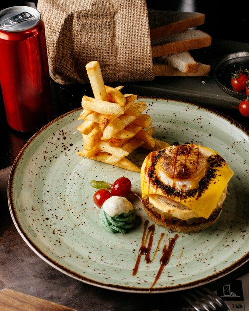 Cheeseburger de légumes frits avec frites