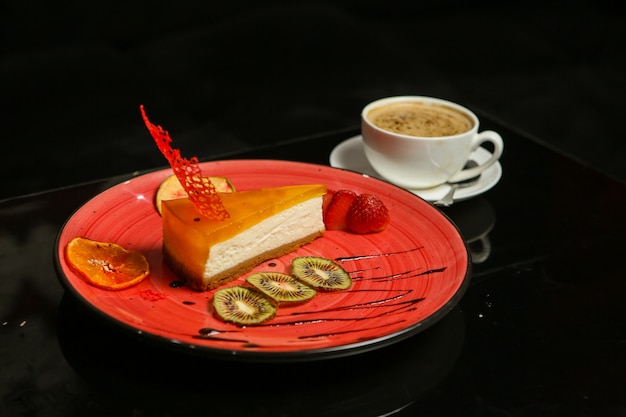 Cheesecake fruits kiwi orange fraise café vue latérale