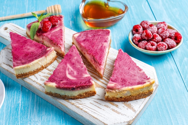 Photo gratuite cheesecake maison aux framboises et au miel