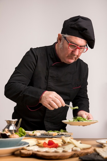 Photo gratuite chef d'angle élevé dans la cuisine de cuisine