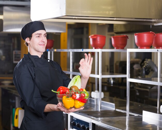 Chef aux fruits et légumes