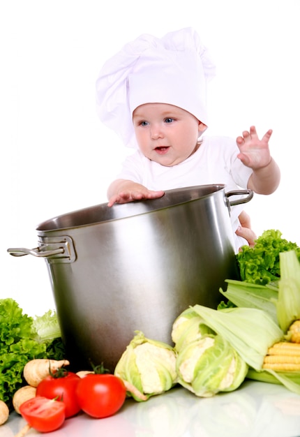 Chef de bébé mignon avec gros pot et légumes