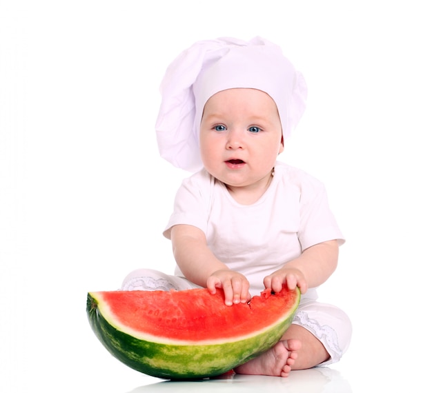 Chef de bébé mignon avec pastèque