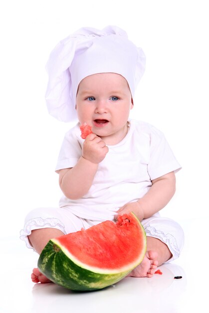 Chef de bébé mignon avec pastèque