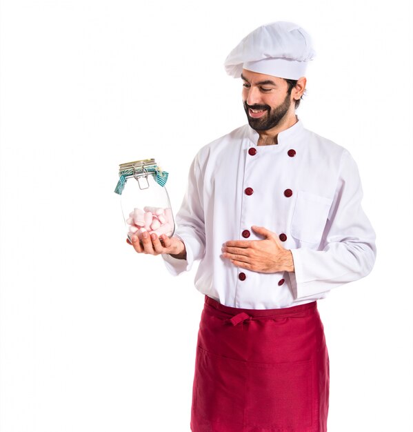 Chef en colère tenant un verre à tarte aux confiseries à l&#39;intérieur