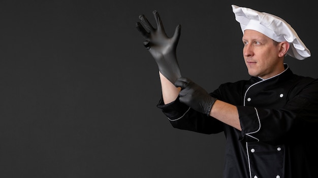 Photo gratuite chef coup moyen avec des gants