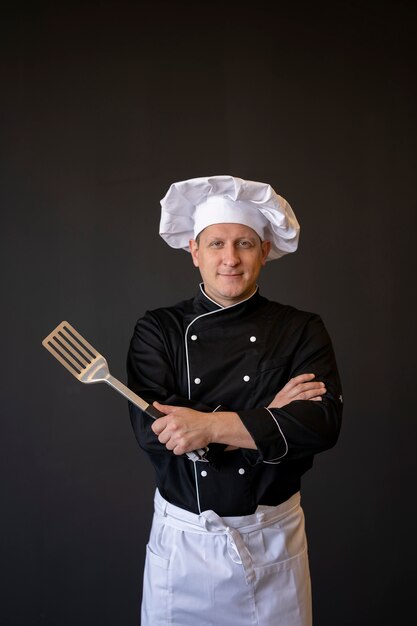 Chef coup moyen posant avec une spatule