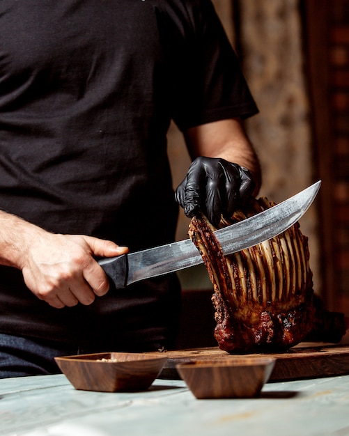 Photo gratuite le chef coupe les côtes d'agneau frites