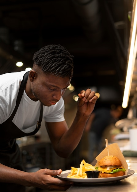 Chef cuisinant dans la cuisine en portant une tenue professionnelle