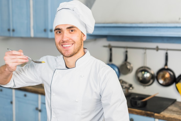 Photo gratuite chef de cuisine avec cuillère