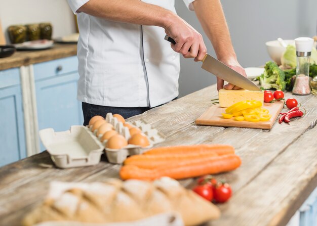 Chef en cuisine cuisiner avec des légumes