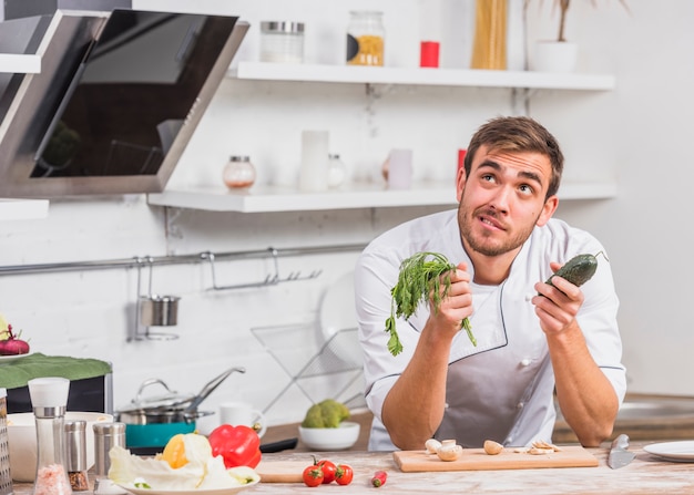 Chef en cuisine cuisiner avec des légumes