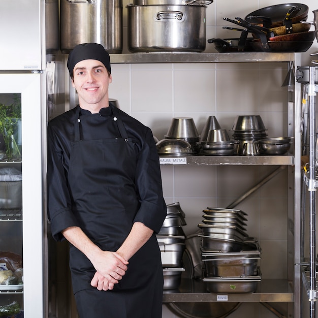 Chef avec cuisine uniforme et ustensile