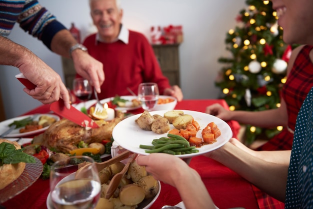 Photo gratuite chef de famille coupant la dinde