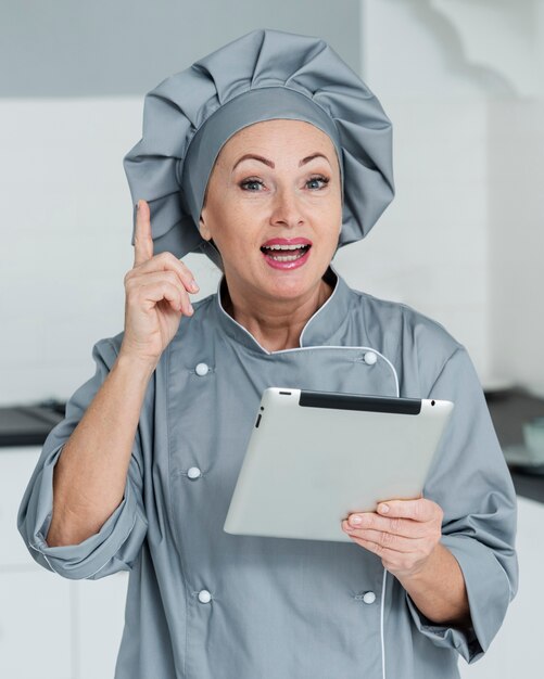 Chef femme dans la cuisine