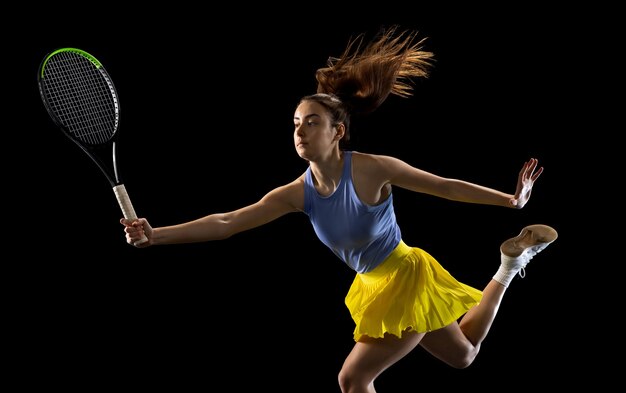 Chef. Jeune femme caucasienne, jouer au tennis isolé